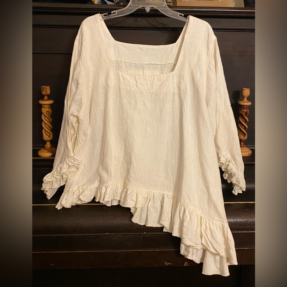 Magnolia Pearl Vintage Cream Linen Top w 3/4 Sleeves & Diagonal Hem.